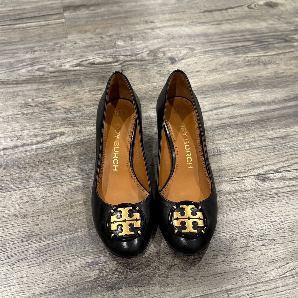 Tory Burch Multi Logo Pump Black Leather 6.5 Women’s Shoes Heels - Picture 3 of 12